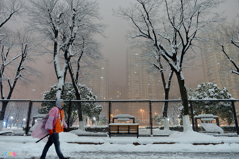 Hàng nghìn ôtô ở Thường Châu bị tuyết phủ nhiều ngày